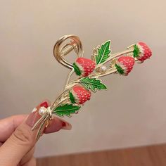 قلادات متدلية, Hair Accessories Tiara, Strawberry Hair, Fotografi Vintage, Metallic Hair, Floral Hair, Flower Hair Clips, Hair Claws & Clips, Sweet Style