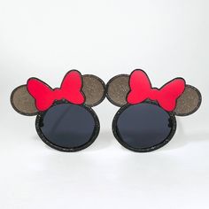 Elevate your kid's style with Black Sparkles Minnie Mouse Lil Character Kids Sunglasses, a glamorous accessory for Disney enthusiasts! Featuring a sleek black frame with sparkling accents, these sunglasses add a touch of charm to any outfit. Perfect for sunny days or Disney-themed events, they blend fashion-forward design with essential UV protection to keep your child's eyes safe from the sun. Embrace Minnie Mouse's timeless appeal with Black Sparkles Minnie Mouse Sunglasses, where Disney magic Cute Black Sunglasses With Uv Protection, Playful Black Plastic Sunglasses, Bluey Bingo Halloween Costume, Halloween Costumes Glasses, Black Sparkles, Stitch Costume, Character Halloween Costumes, Minnie Mouse Bow, Minnie Mouse Girl