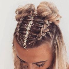 Untitled Nye Hairstyles, Peinados Fáciles Para Cabello Corto, Penteado Cabelo Curto, Festival Hair, Holiday Hairstyles, Short Hairstyle, Glitter Hair, Black Braids, Box Braids Hairstyles