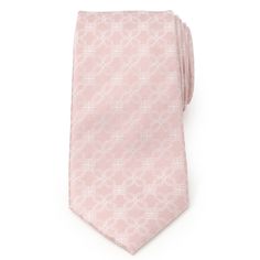 Un impresionante patrón art deco floral blanco crea el diseño de esta corbata rosa para hombre.  El diseño único y fascinante cubre la corbata de arriba a la cola y se puede usar para eventos casuales y formales o traer un ambiente fresco a la oficina.  Nuestra corbata mantendrá su forma y mantendrá un nudo perfecto gracias a la duradera y suave 100% Seda. Elegant White Ties For Spring, Elegant White Spring Ties, Elegant Patterned Summer Ties, Elegant Summer Patterned Ties, Elegant Pink Standard Tie, Elegant Pink Ties For Black Tie Occasions, Pink Business Ties For Spring, Elegant Pink Standard Tie And Accessories, Elegant Pink Standard Tie Suit Accessories