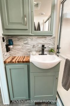 21 Stunning RV Renovations & Amazing RV Remodel Ideas Small Farmhouse Sink, Rv Decorating Ideas Rv Interior, Rv Kitchen Remodel, Decorating Your Rv, Trailer Redo, Rv Design, Rv Remodel Ideas, Camper Bathroom, Glamper Camper