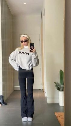 Winter Pants Outfit, Wide Leg Yoga Pants, Look Adidas, Estilo Indie, Skandinavian Fashion, Casual College Outfits, Lounge Outfit, Casual Day Outfits, Yoga Pant