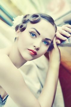 Beautiful 1920s style 'do with pin curls Look Gatsby, Idda Van Munster, Vintage Makeup Looks, The Great, Flapper Girl, Pin Curls, Flapper Style, Vintage Makeup, The Great Gatsby