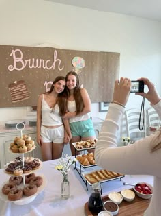 Hoco brunch Breakfast Birthday Party Ideas, Sweet 16 Brunch Party, Birthday Brunch Table Setting, Birthday Brunch At Home Ideas, Graduation Brunch Ideas Decor