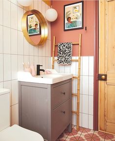 Eclectic bathroom with terracotta wall | Earthy tones and 70's vibes: Find terracotta bathroom inspo Terracotta Bathroom, Earthy Bathroom, Funky Bathroom, Colourful Bathroom, Best Cabinets, Small Space Bathroom, Eclectic Bathroom, Terracotta Wall, Retro Bathrooms