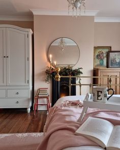 Christmas interior decoration idea with pink walls Farrow And Ball Paint Colors, Farrow And Ball Bedroom, Beige Walls Bedroom, Farrow And Ball Living Room, Setting Plaster, Victorian Bedroom, Beige Paint, Farrow And Ball Paint, Bedroom Wall Colors