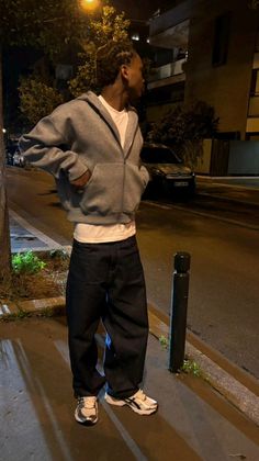 Styles Men Fashion, Light Skin Style Men, Men Street Wear Aesthetic, Brown Jumper Outfit Men, Hoodie Under Shirt Outfit Men, Outfit Ideas Man Street Styles, Modeling Poses For Men, Chill Outfits Men Street Styles, Atl Fit Men