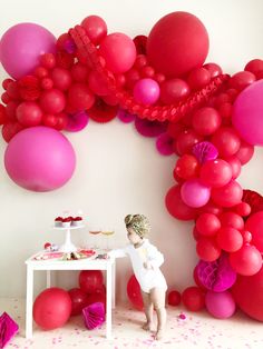 Pink And Red Balloon Garland, Valentine’s Day Balloon Garland, Valentines Balloons Decorations, Balloon Museum, Valentines Window Display, Valentines Brunch, Easy Valentine Crafts