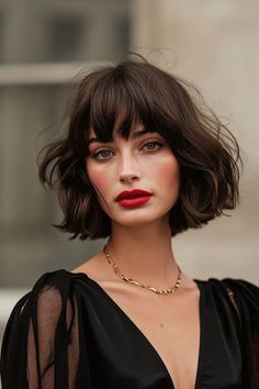 Cute Frisuren: 48+ entzückende Ideen für jeden Tag - hairtastic.de French Hair Bob, French Bob Wavy Hair, Rocker Hair, Wavy Bangs, Half Bun, Cool Hairstyles For Girls, French Bob, Crop Hair, Amazing Hairstyles