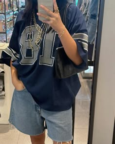 Oversized jersey, jorts, bloquette, gold jewlery Jersey Shirt Outfit, Sports Jersey Outfit, Basketball Jersey Outfit, Pakaian Hipster, Billie Concert, Football Jersey Outfit, Streetwear Mode, Jersey Outfit, Tomboy Outfits