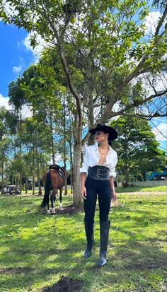 Farm Party Outfit Women, Farm Outfits Women, Look Agro, Outfit Palenque, Farm Outfit Women, Outfit Botas Vaqueras, Classy Cowgirl Outfits, Safari Outfit Women