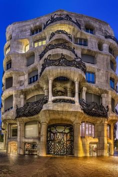 Situé sur Paseo de Gracia, Barcelone, La Pedrera est le dernier bâtiment résidentiel conçu par l'architecte Antoni Gaudí . La maison a été construite entre 1906 et 1912