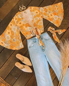 Frilly Sleeves Top, Flower Power Aesthetic Outfit, 70s Flower Power Outfit, Flower Themed Outfits, Flower Power Clothes, Flower Power Outfit, Ten Cute, 70s Inspired Outfits, Look 80s