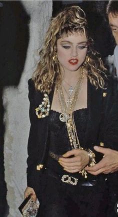 Madonna, leaving the “Virgin Tour” after party, 1985. (With a bodyguard whom is cropped out of the photo) Look 80s, 90s Grunge Hair, 80s Party Outfits