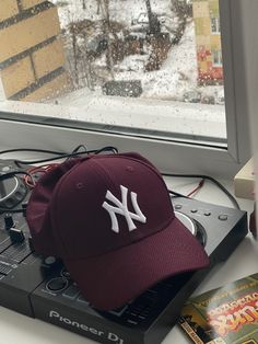 Snapback Aesthetic, Yankees Aesthetic, Cute Love Memes, Christmas Guide, Aesthetic Boy, New Era Cap, New York Yankees, Jordan Shoes