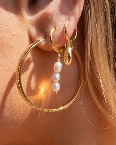 These sweet seashell hoops are a nostalgic reminder of warm sands and salty air on summer vacation. Subtle enough to wear everyday, these hoops are a gorgeous addition to your ear party. 14k Gold Vermeil Hypoallergenic Dimension: 11 mm hoop and shell Sold as a pair Elegant Round Hoop Earrings For The Beach, 14k Gold Filled Hoop Earrings With Pearl Charm, Everyday 14k Gold Hoop Earrings With Pearl Charm, Gold-plated Hoop Earrings With Pearl Charm, Yellow Gold Small Hoop Jewelry With Pearl Charm, Yellow Gold-plated Hoop Earrings With Pearl Charm, Small Hoop Yellow Gold Jewelry With Pearl Charm, Yellow Gold Jewelry With Pearl Charm In Small Hoop, Gold Round Earrings For Vacation