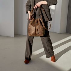 Leather Bucket Bag For On-the-go Use In Fall, Everyday Bucket Satchel, Everyday Soft Leather Bucket Bag, Everyday Fall Bucket Bag, Fall Everyday Bucket Bag, Soft Leather Bucket Bag For Everyday Use, Everyday Bucket Bag Satchel For Fall, Everyday Fall Satchel Bucket Bag, Modern Bucket Bag For Fall