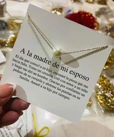 a person holding up a card that says la made de mi esposo