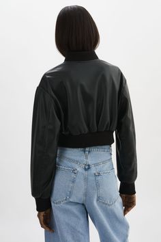 Cette veste courte en similicuir est un incontournable. Fabriquée à la perfection avec chaque détail pris en compte, cette veste classique dotée d’une touche contemporaine est une piece intemporelle. Leather Crop Jacket, Bridal Tops, Perfect White Tee, Short Loungewear, Favorite Daughter, Vintage Havana, Crop Top Sweater, Crop Top Blouse, Romper Dress