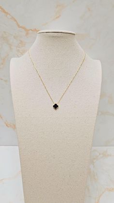 Alhambra de taille moyenne incrustée d'onyx d'un côté et pavée de strass CZ de l'autre. C'est une pièce si élégante et polyvalente qui complimentera sûrement votre look/style. Vous pouvez porter la breloque trèfle en onyx ou losanges CZ pavée. Argent 925 plaqué or 18 carats. Moyenne breloque Alhambra : 0,6 po. Longueur du collier : 16" + 2" rallonge. Longueur totale : 18 po. Clover Charm, Look Fashion, Onyx, Necklace Lengths, Necklace Etsy, Gold Necklace, Jewelry Necklace Pendant, Pendant, Purses And Bags