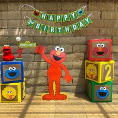 the sesame street birthday party decorations are on display