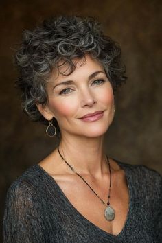 Salt And Pepper Hair Short, Short Hairstyles For Older Women, Timeless Hairstyles, Pepper Hair, Platinum Blonde Bobs, Hairstyles For Older Women, Black Curls, Funky Short Hair, Chic Short Hair