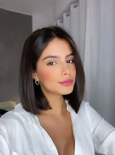 Medium Length Bob Middle Part, Choppy Bob Fine Hair Straight, Sleek Brunette Bob, Sleek Long Bob Haircut, All One Length Bob Medium, Very Short Hair With Highlights, Short Lob Haircut Straight, Sleek Shoulder Length Hairstyles, Outfits For Bob Hairstyles