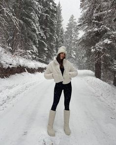 Snow Outfits For Women, Winter Vacation Outfits, Fashion 60s, Winter Outfits Snow, Colorado Outfits, Winter Travel Outfit, Fashion 90s, Stylish Winter Outfits