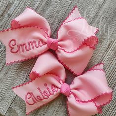 This listing is for 1 moonstitch hairbow with name Embroidered in Lucky font. Hair Bow Custom, Monogrammed Hair Bows, Personalised Hair Bows, Embroidery Hair Bow, Baby Headband Bow, Embroidered Bows, Monogram Bow, Embroidered Hair Bows, Bow Fashion