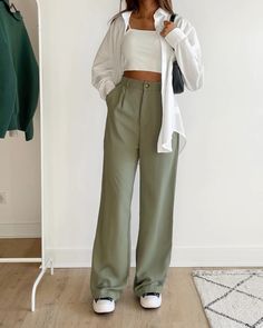 #стильныйобраз #стильнаяодежда #стиль #look Outfits With Green Pants Aesthetic, Green Utility Pants Outfits, Green Trousers Outfit Aesthetic, Ootd Celana Sage, Sage Green Fashion Aesthetic, Korean Fashion Green Outfit, Aesthetic Green Outfits Korean, Cozy Spring Outfits, Olive Pants Outfit