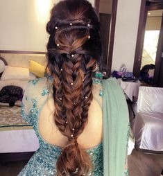 The Most Unique Hairstyles We Spotted On Brides This Week! - ShaadiWish #shaadiwish #indianbride #indianwedding #hair #hairstyles #hairgoals #uniquehairstyles #longhair #braidedhairstyle Brides Hairstyles, Hairstyle Braid, Brides Sister, Low Updo, Wedding Braids, Hair Upstyles, Fishtail Braid