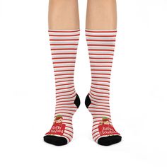 Diese gepolsterten Weihnachtself-Socken-Crew-Socken sind eine Einheitsgröße, die sowohl auf Funktion als auch auf Aussehen ausgelegt sind. Mit der vollständig gepolsterten Ferse bis zur Zehe bieten diese Socken höchsten Komfort.  Bestehend aus 73% Polyester, 18% Nylon, 6% Elasthan und 3% Baumwolle sind diese Weihnachtssocken nicht nur bequem, sondern auch sehr angenehm zu tragen! .: Material: 73% Polyester, 18% Nylon, 3% Baumwolle, 6% Elasthan .: Einheitsgröße: passt bequem von Damengröße 5 US b Elf Socks, Holiday Socks, Christmas Socks, 6 D, Socks And Hosiery, Christmas Elf, Crew Socks, Hosiery, Favorite Outfit