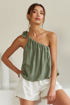 Sew One Shoulder Top, Chic One Shoulder Cotton Top, Chic Cropped Linen Tops, Feminine One-shoulder Summer Top, Fitted Linen Summer Crop Top, La Outfit, Off The Shoulder Top Outfit, Linen Style Fashion, Casual Chic Summer