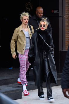 Justin Bieber Street Style, Hailey Outfits, Black Trench Coat Outfit, Hailey Baldwin And Justin Bieber, Trench Coat Street Style, Versace Coat