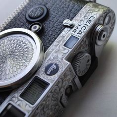 an old fashioned camera is sitting on the table