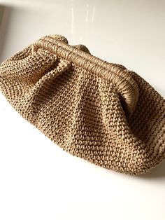 Pochette a sacchetto con cornice a fibbia nascosta pochette - Etsy Italia Luxury Woven Clutch Pouch, Crochet Summer Bag, Summer Clutch, Tan Clutch, Paper Yarn, Winter Bags, Cloud Bag, Bohemian Summer