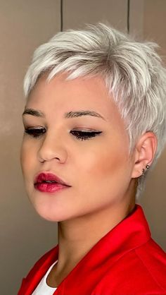 Moises Rodrigues | Especialista em corte e coloração on Instagram: "PIXIE ✨✨✨ #moiseshairstylist #salao1838jdamerica #salaodebeleza #pixiehairstyle #pixiehaircut #cortescurtosfemininos" Spiky Haircut, Short Cropped Hair, Short Hair Cut, Short Spiky Hairstyles