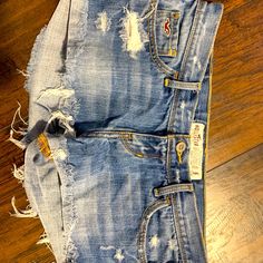 Nwot Vintage Hollister Distressed Light Wash Jean Shorts Size 5 Or 27 Worn Only 1x, Too Big For Me Faded Vintage Jean Shorts, Light Wash Jean Shorts, Old Hollister, Vintage Hollister, Vintage Hollister Top, Sequin Jeans, Hollister Jean Shorts, Jeans Hollister, Low Rise Shorts