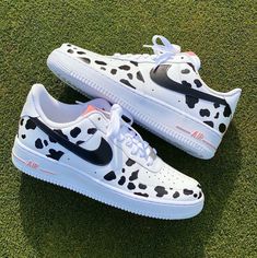 Custom Nike Air Force 1 Cow Print - Cow Print Custom Nike Air Force 1 AF1 - NIKE AF1: Cow Print X Air Force 1 PRICE INCLUDES THE SHOES PLUS THE ARTWORK PLUS SHIPPING I make custom, made-to-order, 100% hand-painted shoes. All shoes are unique and no two pairs of shoes will have the exact same design! Tenis Vans, Custom Shoes Diy, Nike Shoes Air Force, Preppy Shoes, Jordan Shoes Girls, Custom Nike Shoes, All Nike Shoes, Nike Air Shoes, Cute Nike Shoes