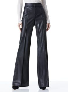 Proof that comfy and cool can co-exist, these wide-leg trousers make a statement, while keeping things totally polished. Outfit Total Black, Leather Wide Leg Pants, Jumpsuit And Blazer, Olivia Black, Vintage Flare, Leather Pant, Alice And Olivia, Flare Leg Pants, Wide Leg Pant