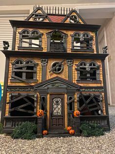 Hand painted doll house DIY Tiny Haunted House Diy, Diy Halloween Mini Haunted House, Halloween Haunted Doll House, Diy Haunted House From Dollhouse, Halloween House From Doll House, Spooky Doll House Diy, Doll House Halloween Ideas