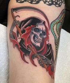 a skull with a sculler on it's arm is shown in this tattoo design