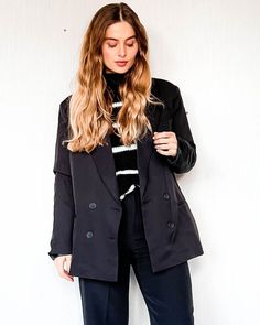 Een zwarte blazer met oversized fit moet je echt in je kast hebben! Perfect voor nette gelegenheden maar ook helemaal on trend! De oversized blazer kan je perfect stylen met een mooie jeans, een paar sneakers of boots en je bent ready to go. Ga voor een stylish outfit met onze zwarte oversized blazer. De blazer heeft twee steekzakken, subtiele schoudervulling en heeft een double breasted sluiting. Blazer Look, Stylish Outfit, Oversized Blazer, Ready To Go, Double Breasted, Women's Blazer, Blazer, Boots