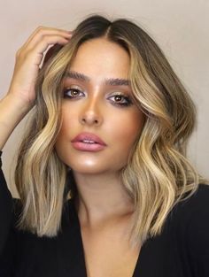 Summer Hair 2023 Blonde, Dark Blonde Hair Color Ideas, Dark Blonde Ombre, Dark Blonde Bobs, Highlights Bob, Highlights On Dark Hair, Dark Blonde Balayage, Brunette With Blonde Highlights, Dark Blonde Highlights