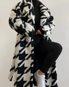 Light Academia Aesthetic Fashion, White Teddy Coat, Sergio Hudson, Cute Maternity Dresses, Oversize Coat, Classy Winter Outfits, Winter Fashion Trends, Fur Fabric, Fashion Trends Winter