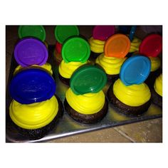 there are many cupcakes with different colored frosting on the top and bottom