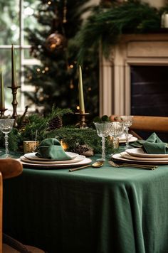 Forest green tablecloth and napkins Green Table Cloth Christmas, Green Table Cloth Setting, Classic Table Setting, Green Table Cloth, Bed Headboard Ideas, Tablecloth Napkins, Gold Tablecloth, Green Tablecloth, Headboard Ideas