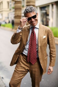 Untitled Sartorialist Man, Wedding Guest Outfit Men, Italy Wedding Guest Outfit, Italy Wedding Guest, Pitti Uomo Street Style, Italian Fashion Street, The Sartorialist, Der Gentleman, Suit Shirt