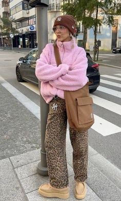 Animal Print Pants Outfit Winter, Cheetah Print Outfits, Look Boho Chic, California Outfits, Skandinavian Fashion, Mode Boho, Winter Capsule, Legging Outfits, Print Pants