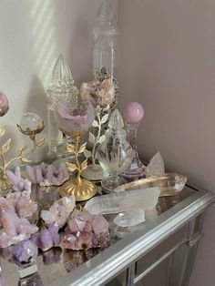 Crystal Live Sale Table, Crystal Altar Aesthetic, Crystal Display Ideas Bedroom, Crystal Collection Display, Crystal Alter, Crystal Room Decor, Crystal Bedroom, Crystal Room, Crystal Altar